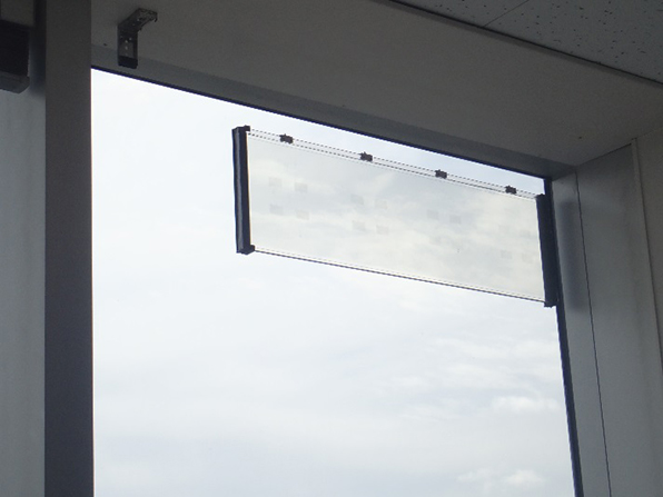 画像：ガラスアンテナを既存窓に貼付した様子