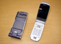 携帯電話と燃料電池の写真