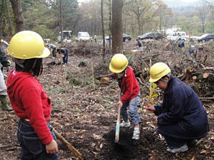 前回（2009年）の「ドコモ島根だんだんの森」森林整備活動の様子